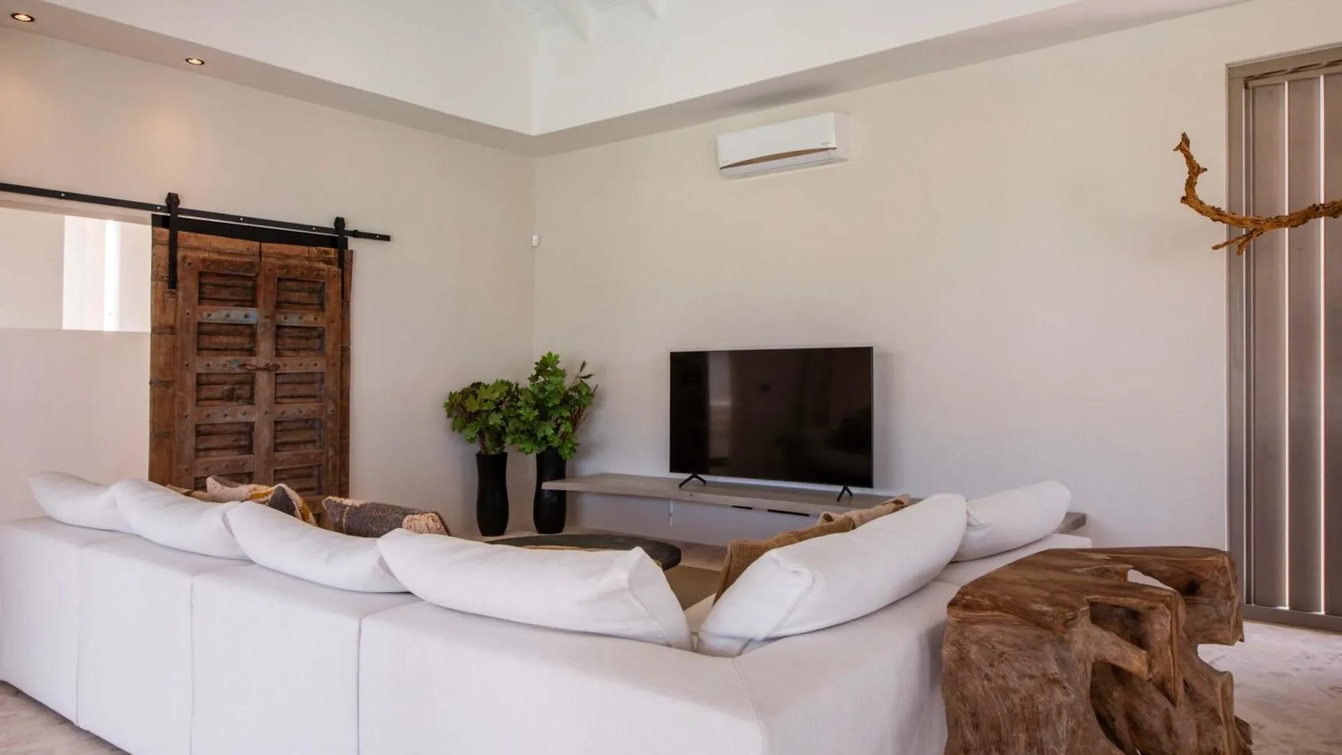 Stylish 5 Bedroom Villa With Earthy Tones Jan Thiel