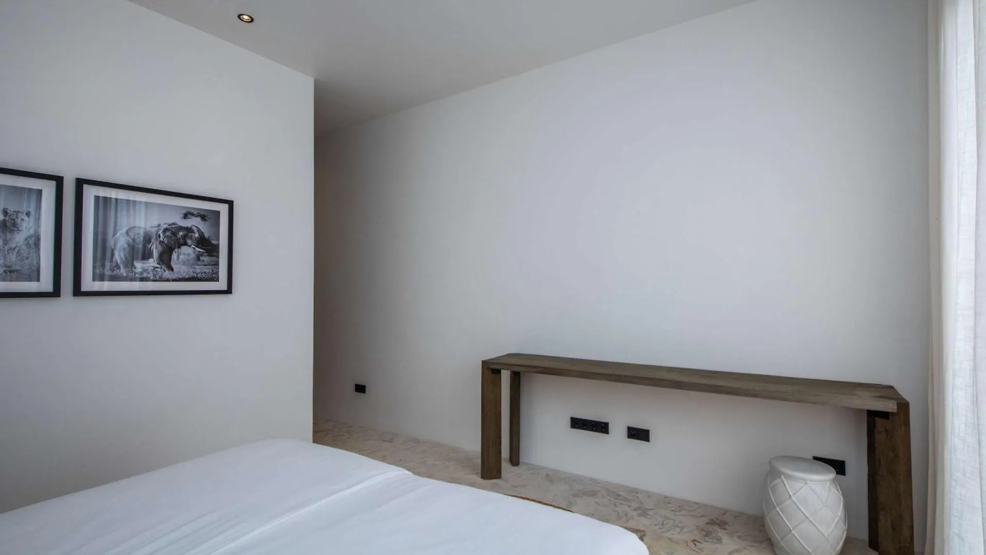 Stylish 5 Bedroom Villa With Earthy Tones Jan Thiel 0*,