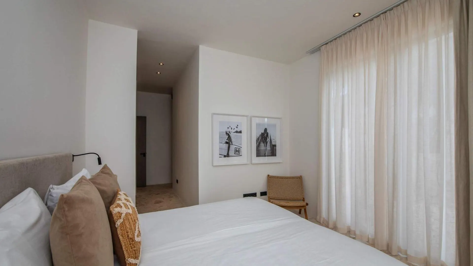 Stylish 5 Bedroom Villa With Earthy Tones Jan Thiel 0*,
